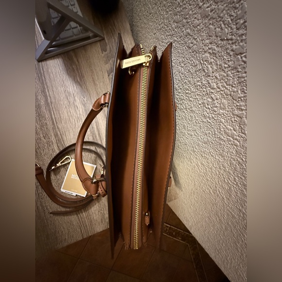 Michael Kors Sheila Medium
Logo Satchel (Price is Firm) - Picture 4 of 4